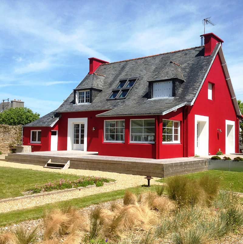 Ravalement de façade rouge d'une maison individuelle par EGP, entreprise de peinture dans le Finistère
