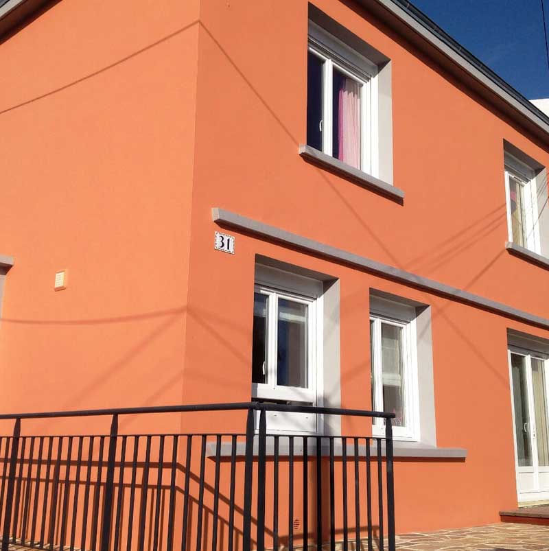 Ravalement de façade orange de maison par EGP, entreprise de peinture près de Brest