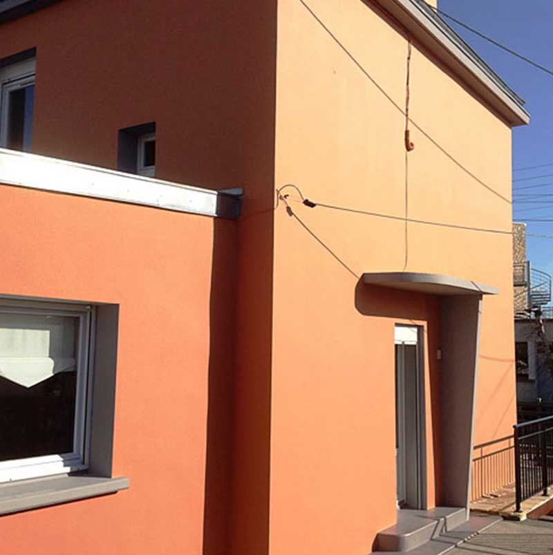 Ravalement de façade orange par EGP, entreprise de peinture près de Brest